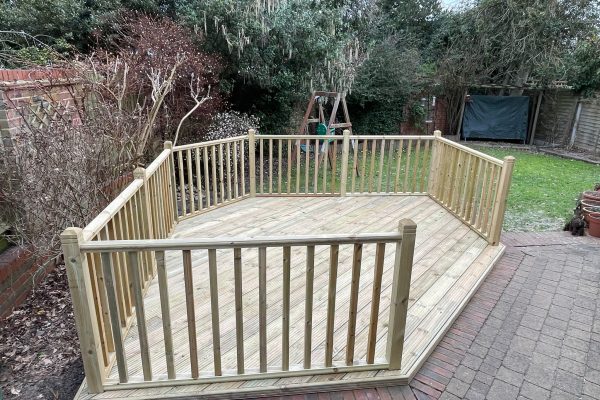 Decking specialists herts 2023-07-21 at 16.35.49 (1)